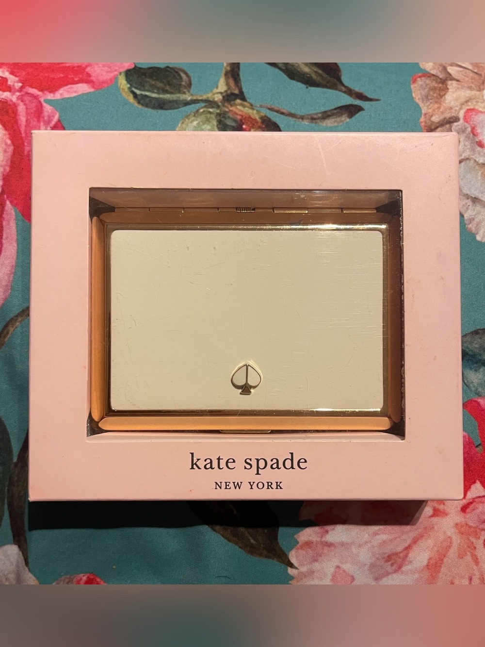 Kate Spade White and Gold Spade Street ID/Card Holder *Minor Flaws* - Picture 3 of 14